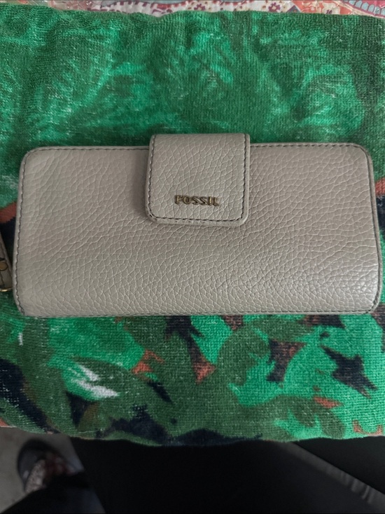 Fossil Other - Fossil Pebbled Leather Wallet in Light Gray Taupe